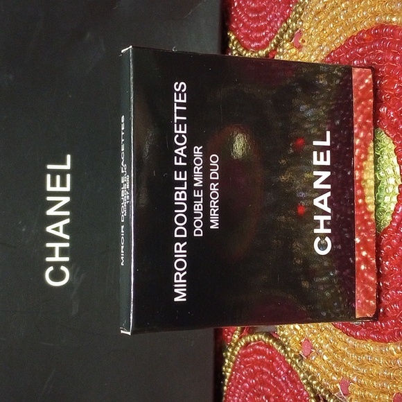 Chanel Compact Mirror Red - Picture 3 of 14